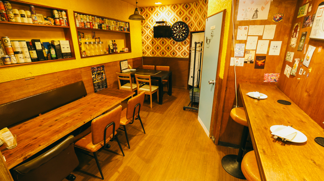 紅谷町B2ND カウンター席とテーブル席